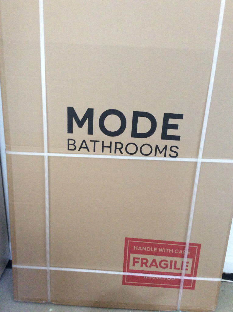 Victoria Plum Brand New Unopened Luxury Single Bath Screen in