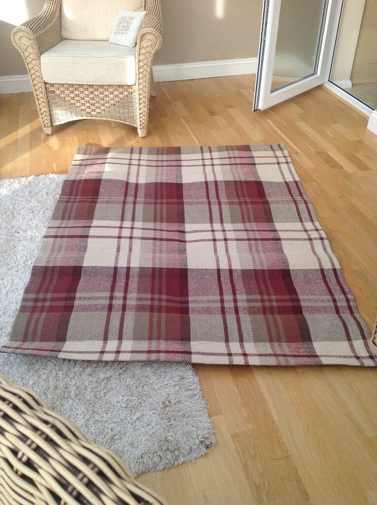 Red check rug in good condition. 100 percent wool in Redditch
