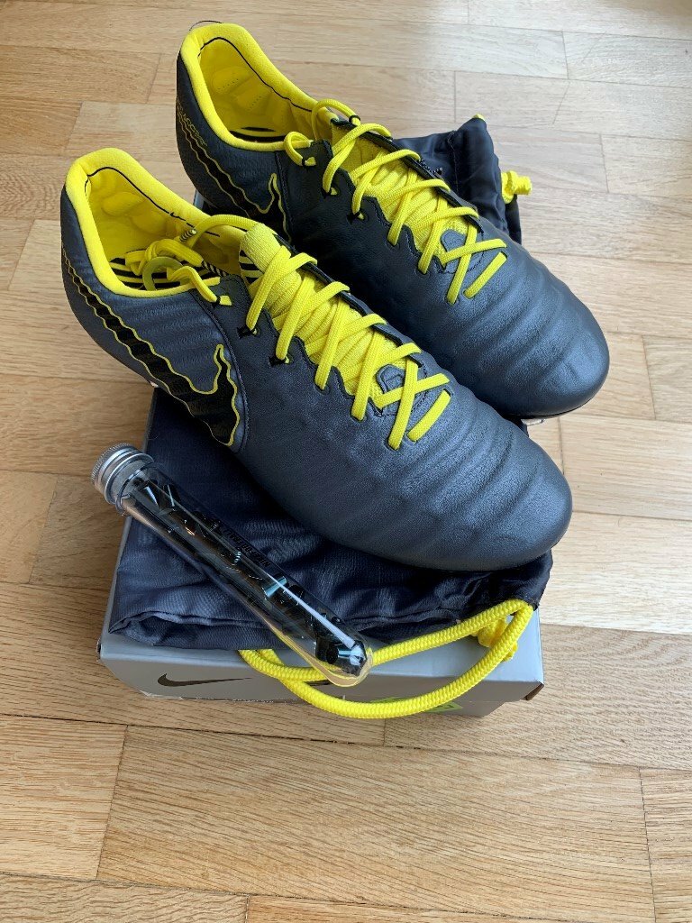 nike tiempo legend size 9.5