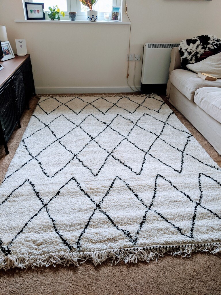 Black and cream boho rug 220x160cm in Woking, Surrey Gumtree