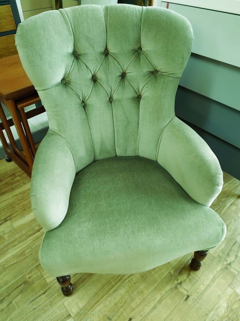 Vintage Armchair Buttoned Green Upholstery Velvet Green Bedroom Chair