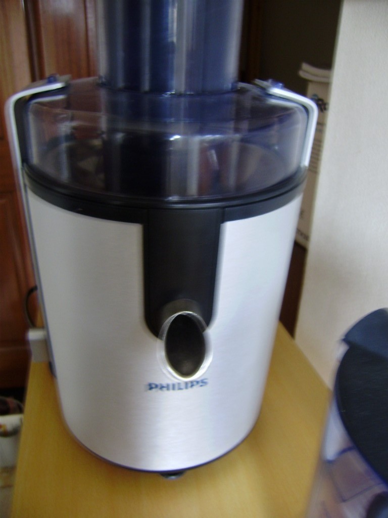 Juicer, Philips centrifugal whole fruit juicer with a measuring jug and cleaning brush in