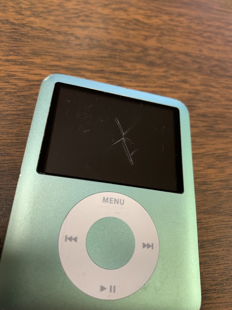 Apple iPod nano 3rd Generation Light Green (8 GB) Bundle