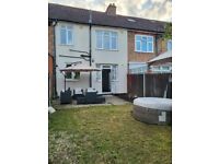 North acton/park royal 3 bedroom house with larger gadren 