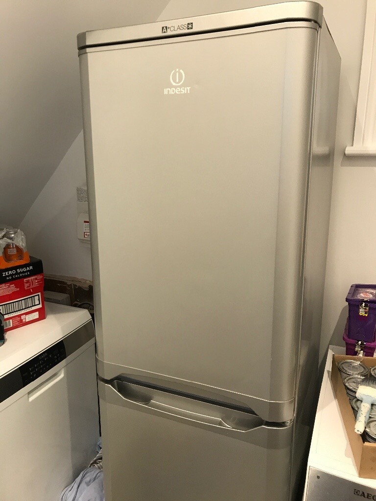 Indesit silver 50/50 fridge freezer excellent condition in Kingston