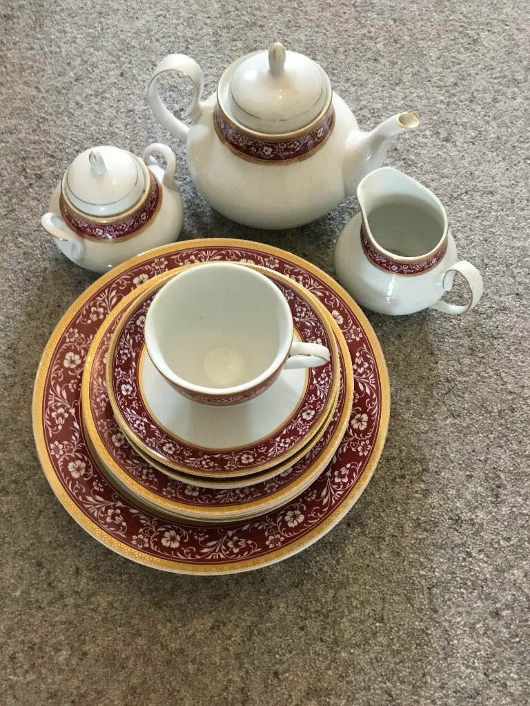 A Beautiful Waterside Part Dinner and Part Tea Service in Swindon