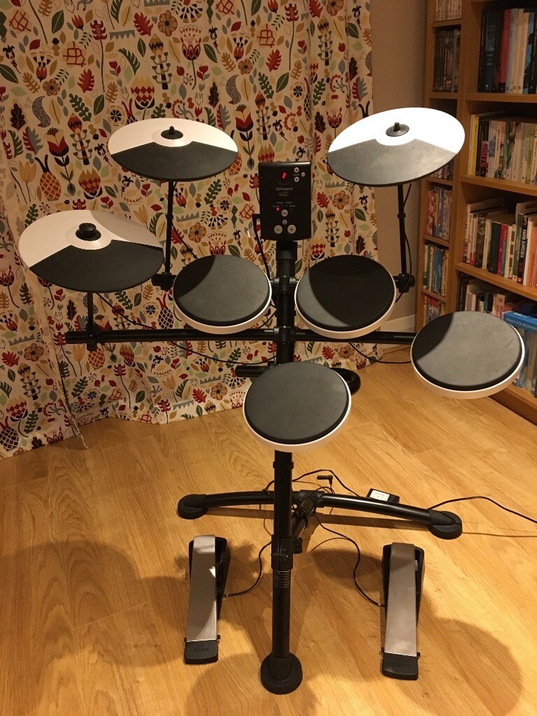 Roland td1 electronic drum kit, great condition in East Grinstead