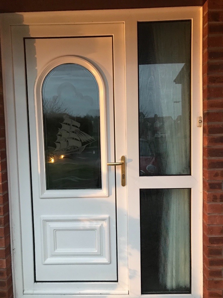 Double glazed front door, with frosted glass picture in panel in