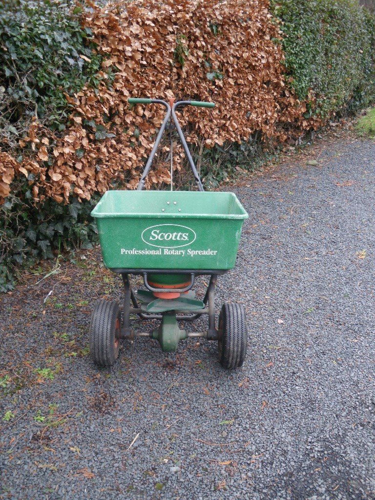 Scotts Professional rotary spreader R8A1 in Hawick, Scottish Borders