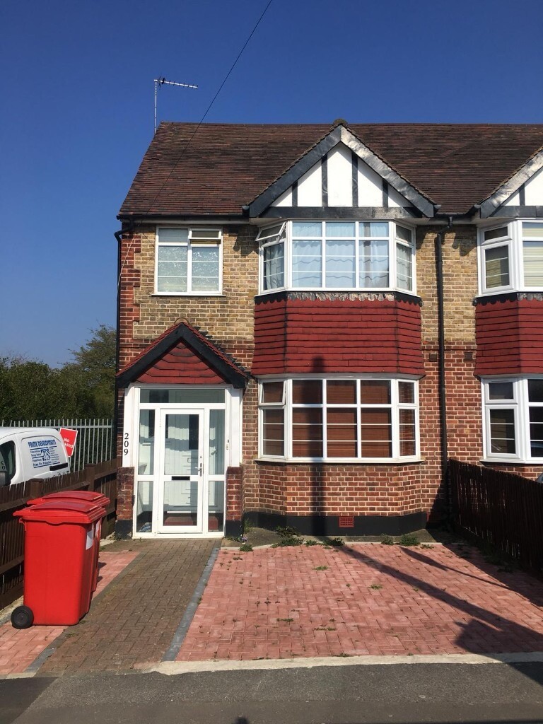 209 Ryefield Ave, Hillingdon Large Single ensuite bedroom in a spacious