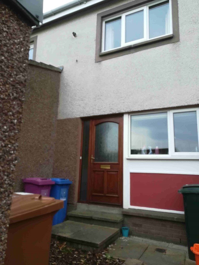 2 Bed unfurnished house for rent, with garden and garage. Post code