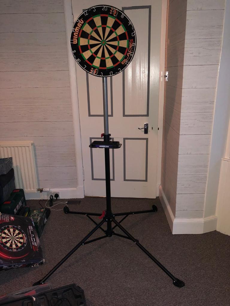 Winmau Xtreme 2 dartboard stand with dartboard in Broughty Ferry