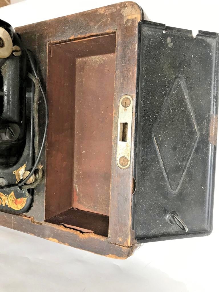 Singer Vintage Portable Camelback Cased Sewing Machine