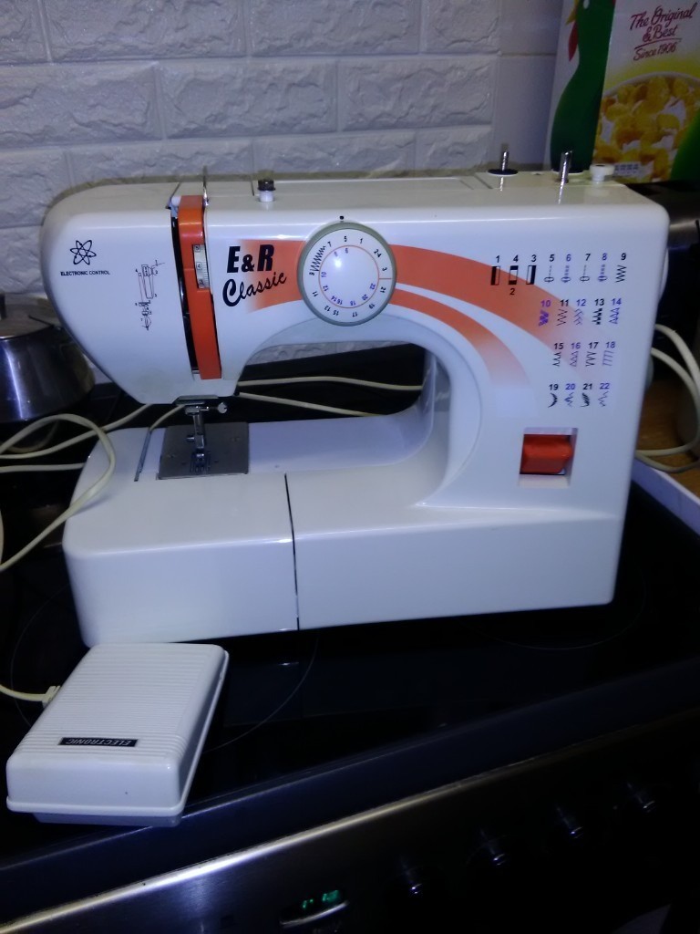 E&R Classic KPN300 Electric Sewing Machine (cud deliver) in Wyke