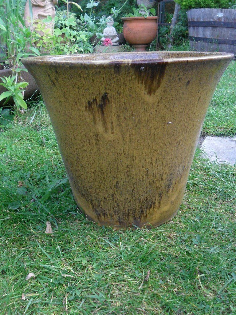 LOVELY GLAZED TERRACOTTA GARDEN PLANTER POT WITH DRAINAGE HOLE8.5KG COLLECT in Oxshott