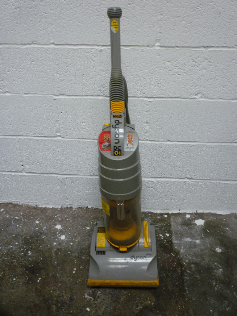 Dyson DC01 Upright Vacuum Cleaner Bagless Works well in Willenhall