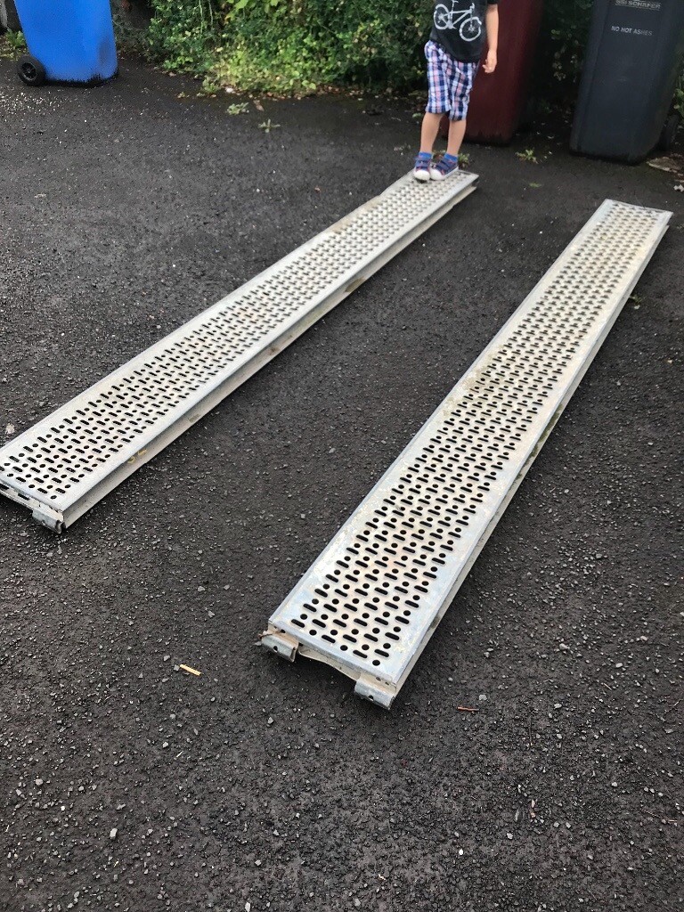 2 heavy duty loading ramps ideal for loading trailers or vans in