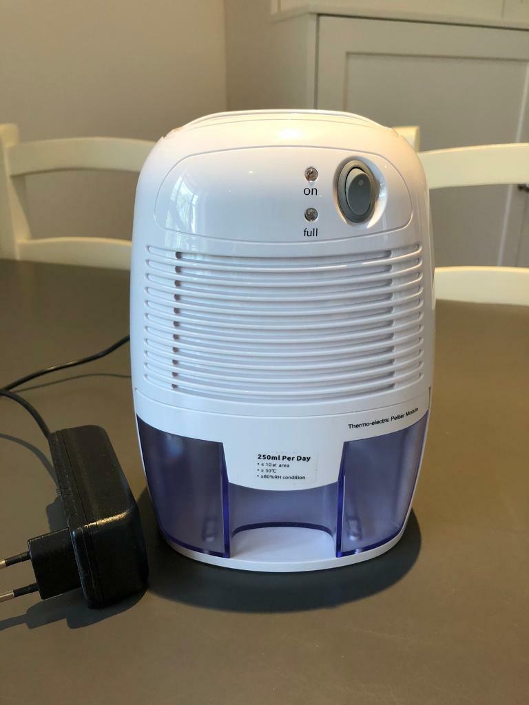 Mini dehumidifier 500ml tank 10m2 area dehumidifier cupboard air purifier in Wimbledon
