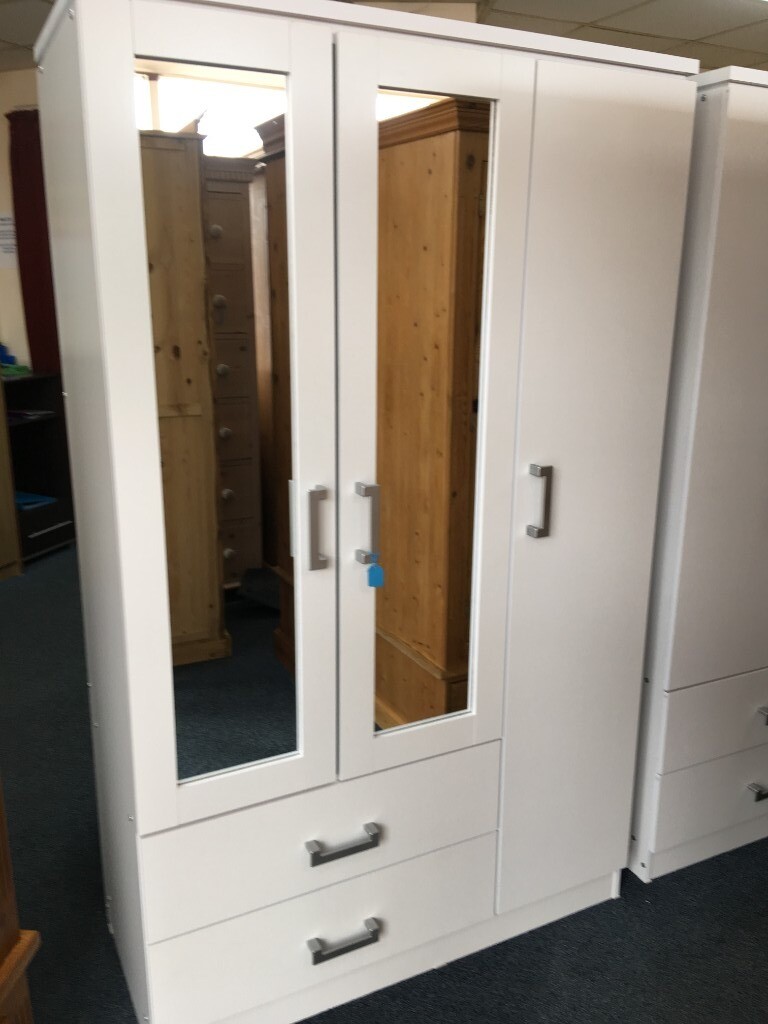 New White Triple Wardrobe With 2 Drawers In Loughborough