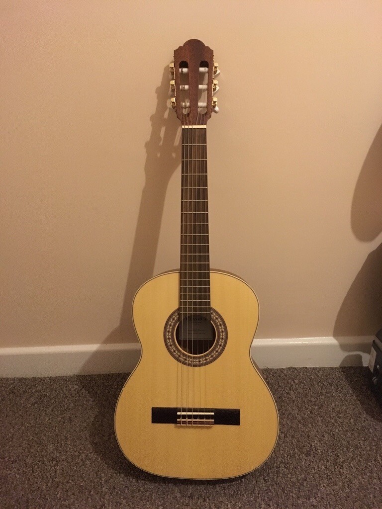 1/2 size acoustic classical guitar from music specialist Thomann in