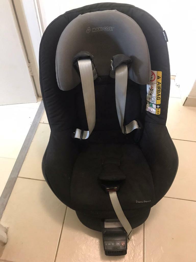 Maxi Cosi 2 way pearl car seat 6 months 4 years (15 kg) and isofix base