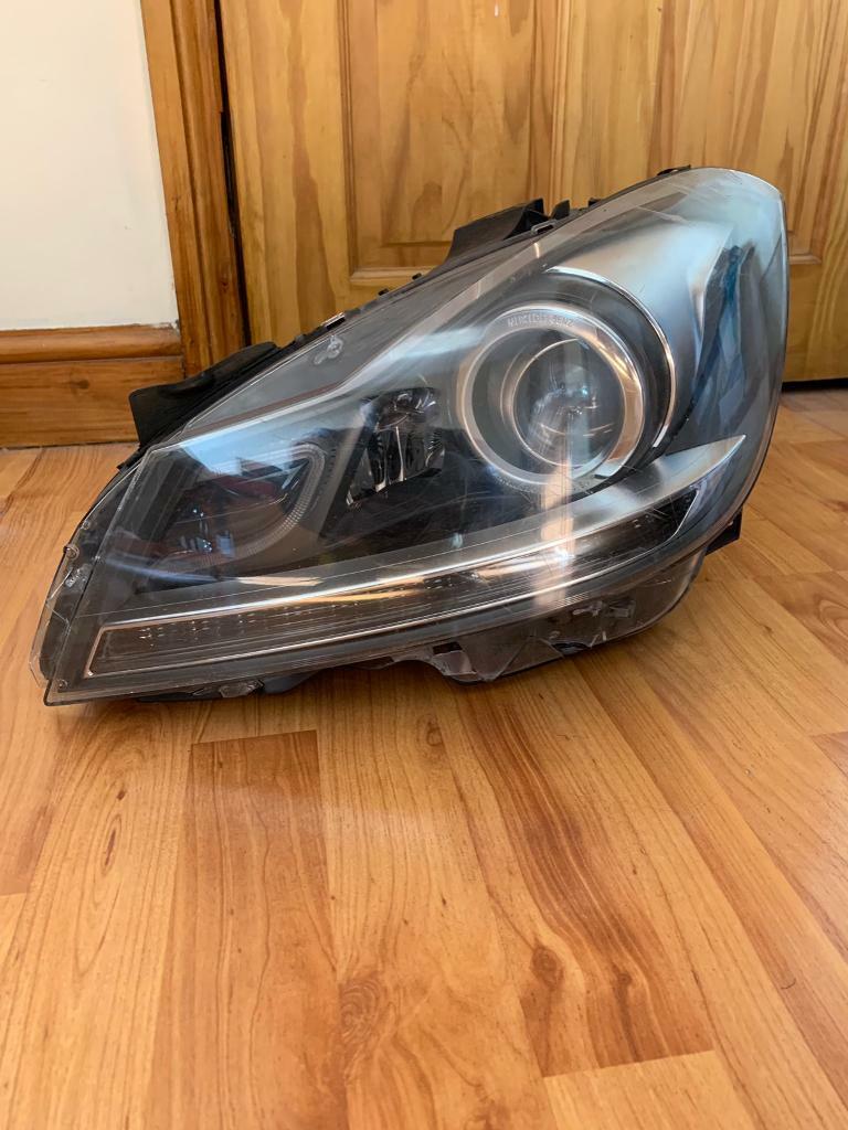 MERCEDES W204 HEADLIGHT BREAKING PASSENGER BIXENON in East Ham