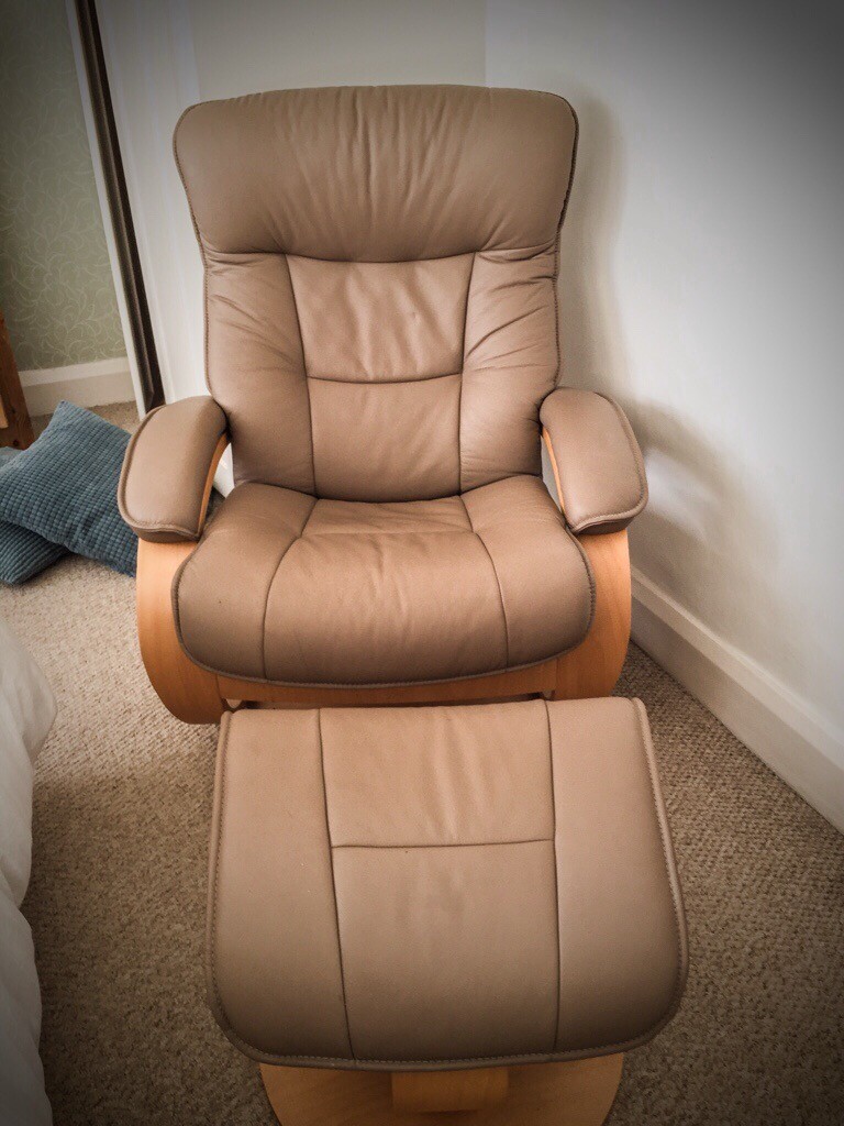 Leather chair and recliner + footrests in excellent condition in