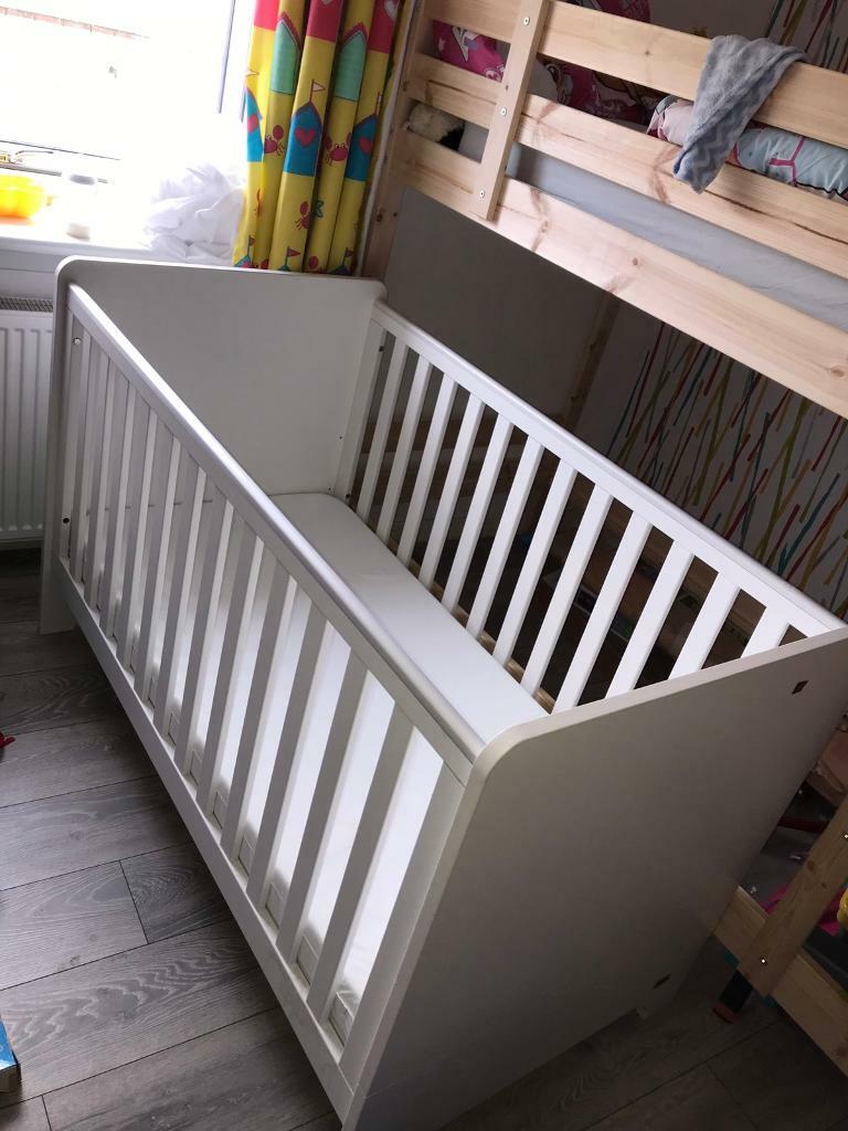 Mamas&Papas Adjustable Cot to Toddler Bed. Mattress Included!! in