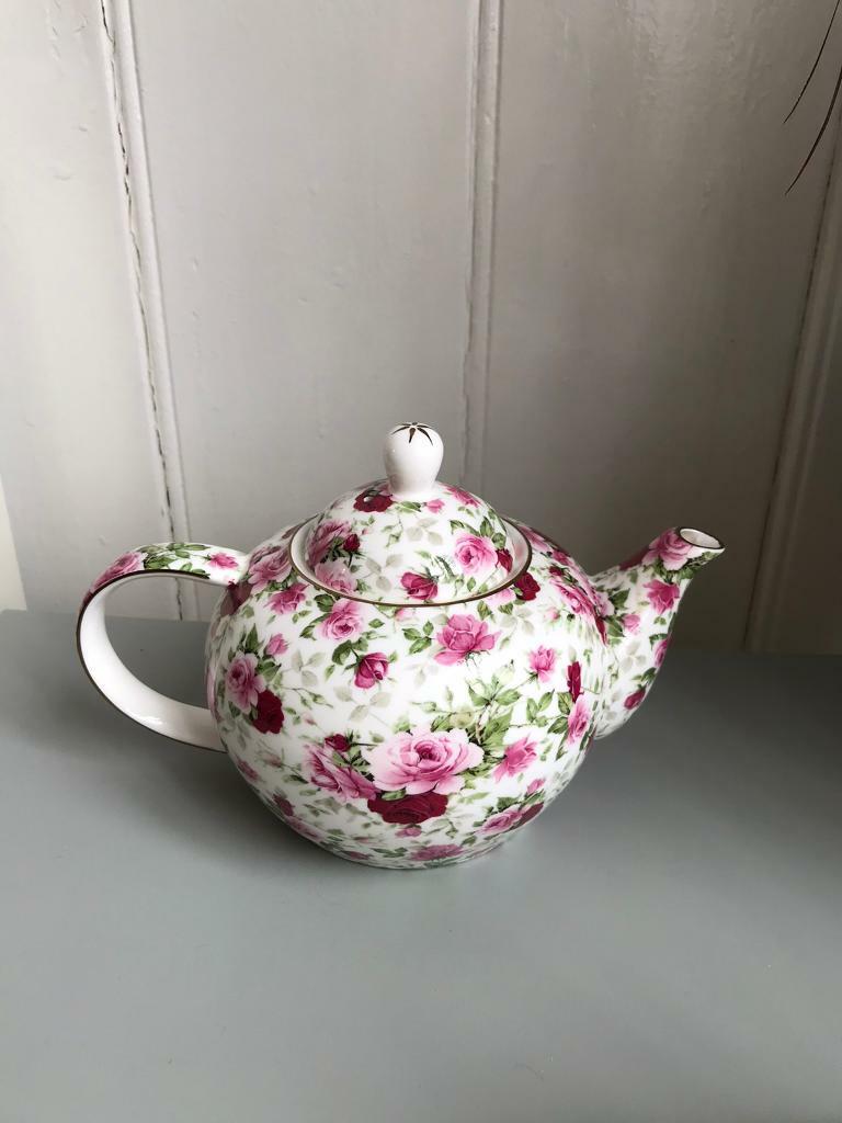 Maxwell & Williams Fine Bone China Rose Bud Collection teapot in Long
