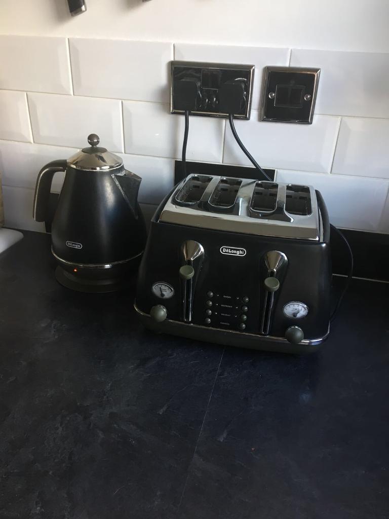Delonghi kettle and 4 toaster, great condition, Matt black in