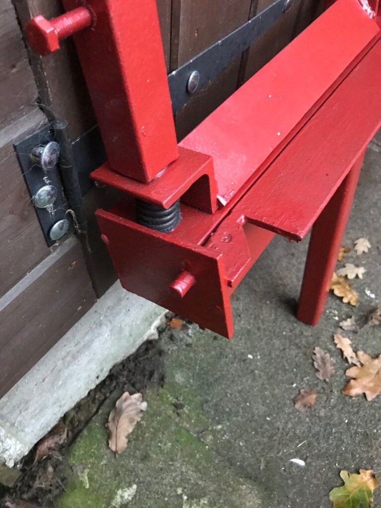 Sheet metal bender /folder vice mounted made from 6mm angle iron in