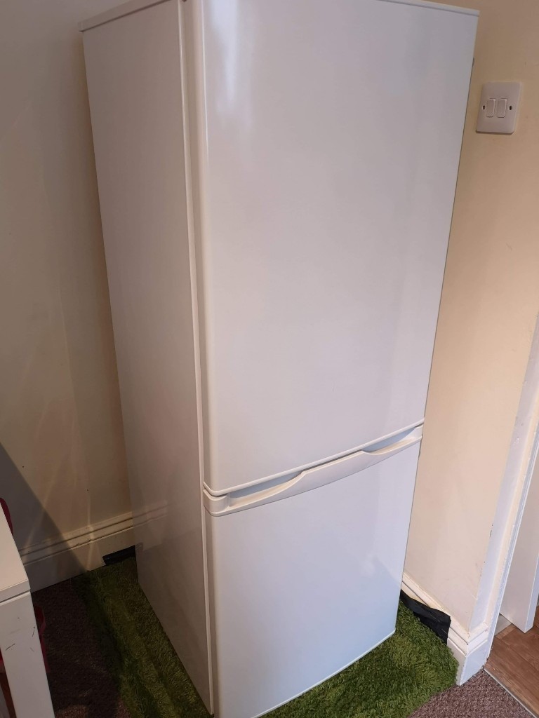 Fridgefreezer Currys ESSENTIALS C55CW16 60/40 White (used) in