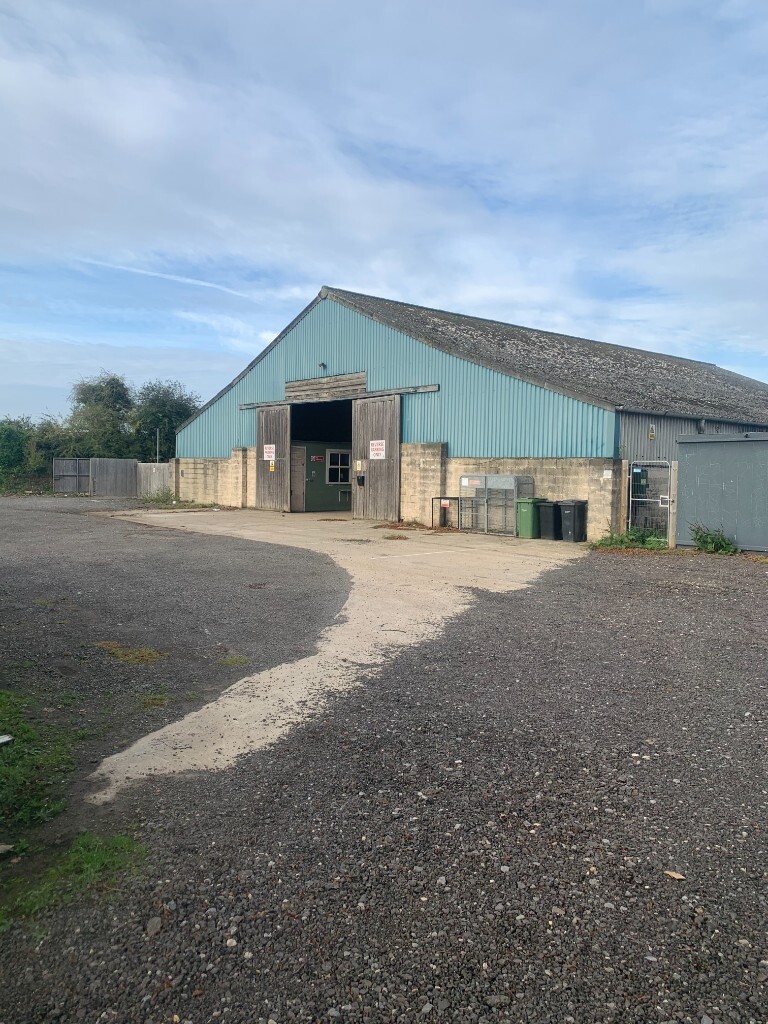 Large barn with an office and electric, water and BT line in a gated