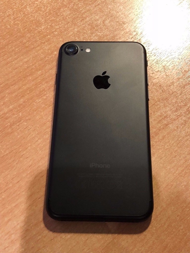 Apple iPhone 7 128gb Unlocked Matte Black in Luton, Bedfordshire