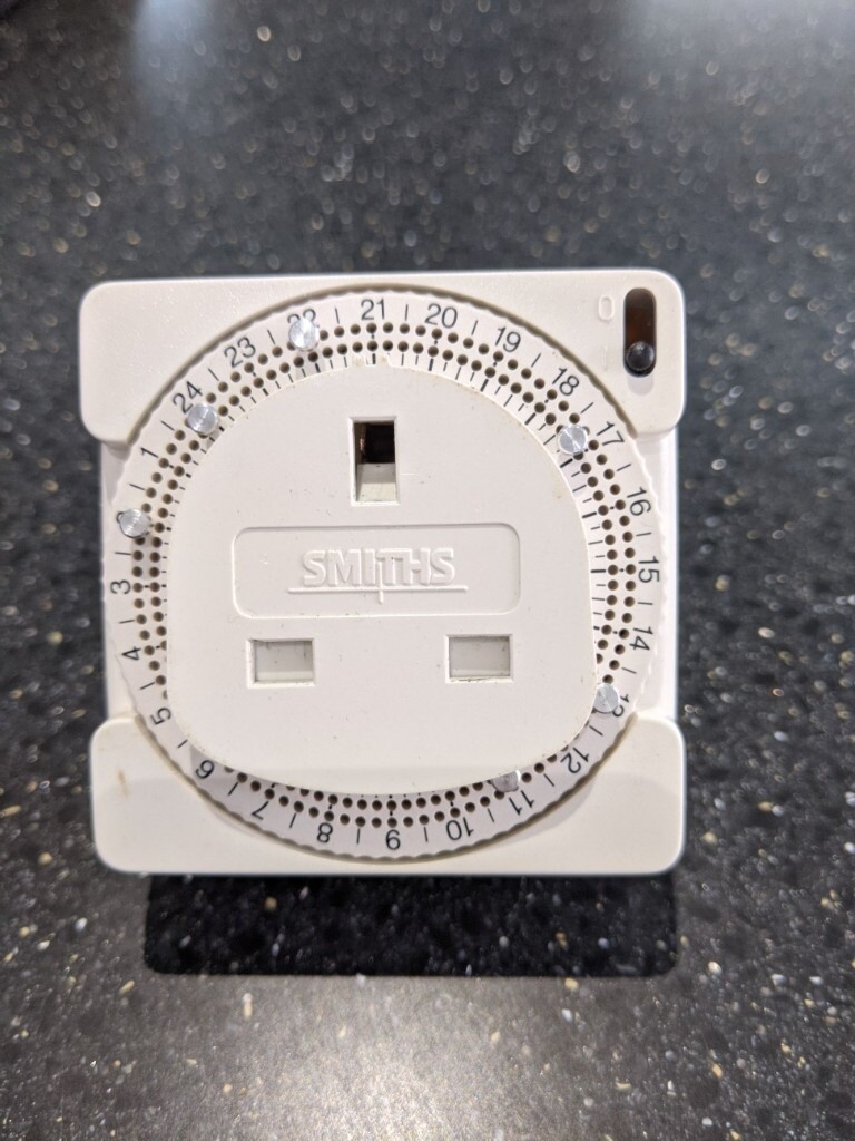 SMITHS 24-HOUR ELECTRO MECHANICAL 220-240V 13A PLUG-IN TIMER SWITCH