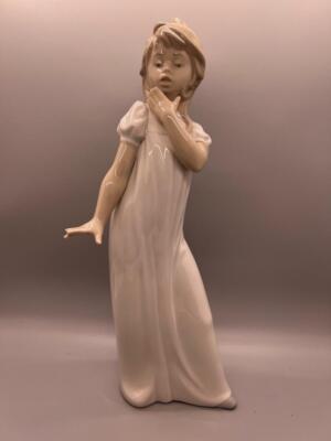 リヤドロ Lladro Nao by Lladro Girl Yawning Vintage NAO/Lladro 