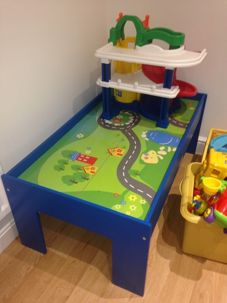 Play table with raised edges, road system ideal for cars trains 38L x