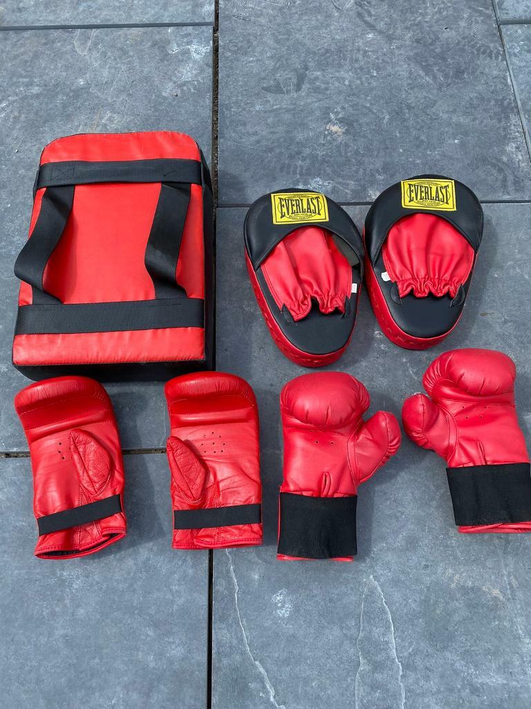 BOXING GLOVES AND PADS (WEIGHT BENCH TRAINING DUMBBELL BARBELL CAST