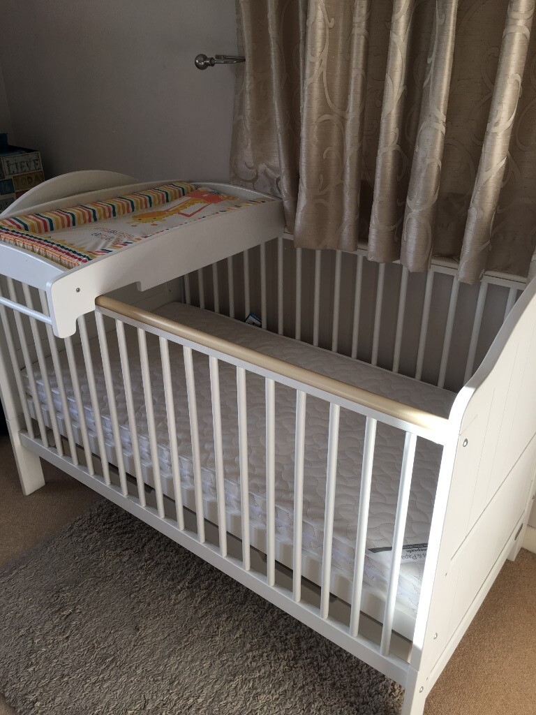 Mamas And Papas Cotbed With Cot Top Changer And Under Cot