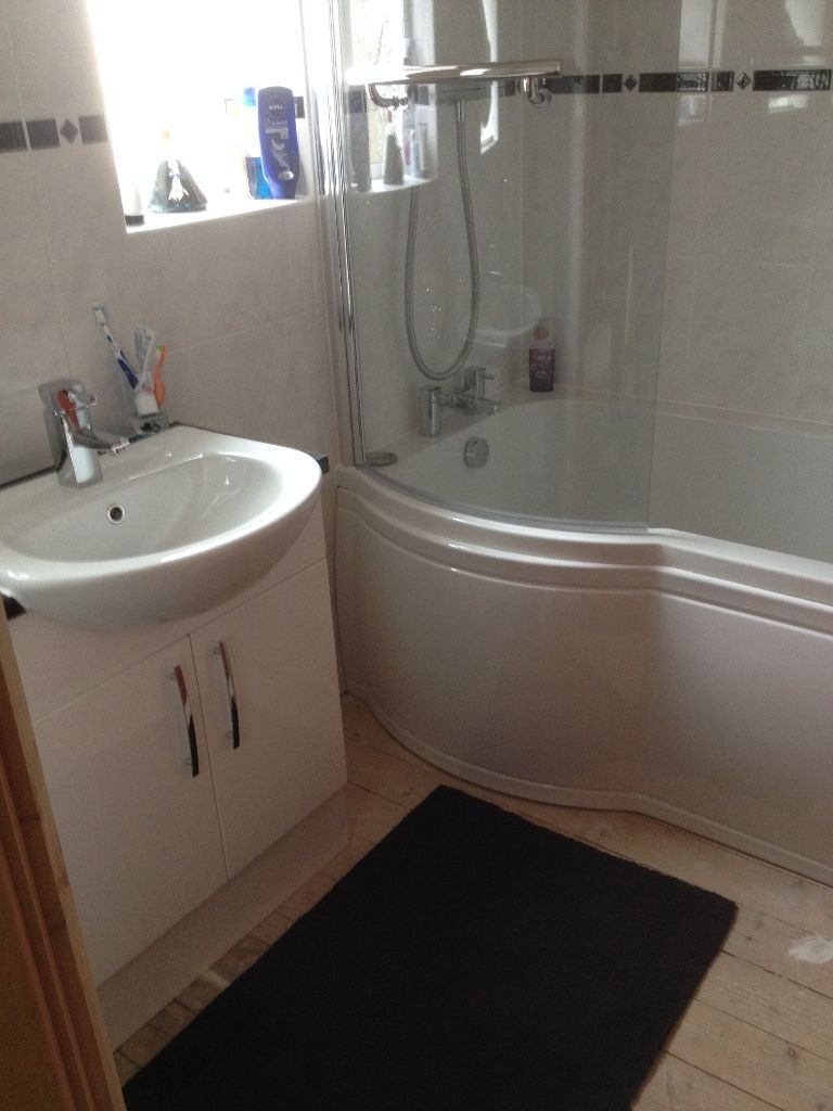 Vanity sink unit with white integral overhang basin used 1 week, item