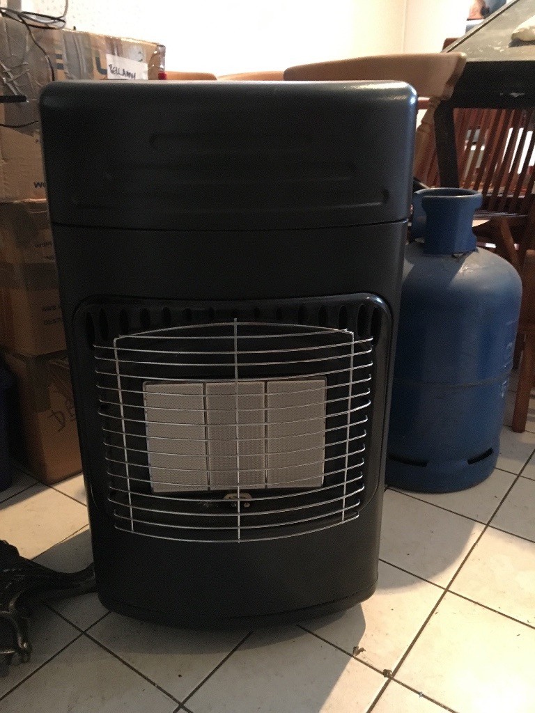 Calor gas 3 bar heater complete with 2 gas bottles and regulator in