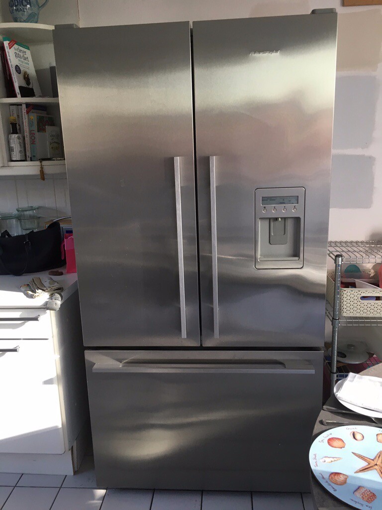 FISHER & PAYKEL STAINLESS STEEL AMERICAN STYLE FRIDGE/FREEZER WITH ICE