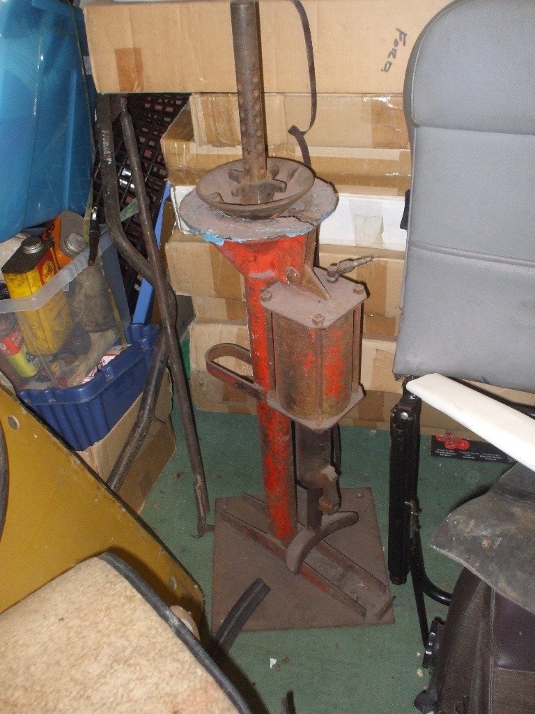 VINTAGE TYRE CHANGER WITH BEAD BREAKER AND BAR. in Drayton, Norfolk