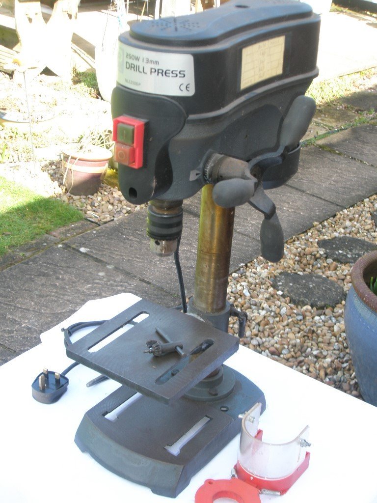 Bench drill press, good condition, with chuck key. For drilling