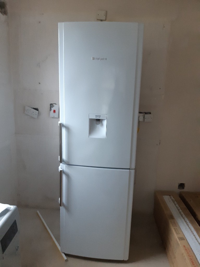 Hotpoint Frost Free Fridge Freezer with Water Dispenser White in