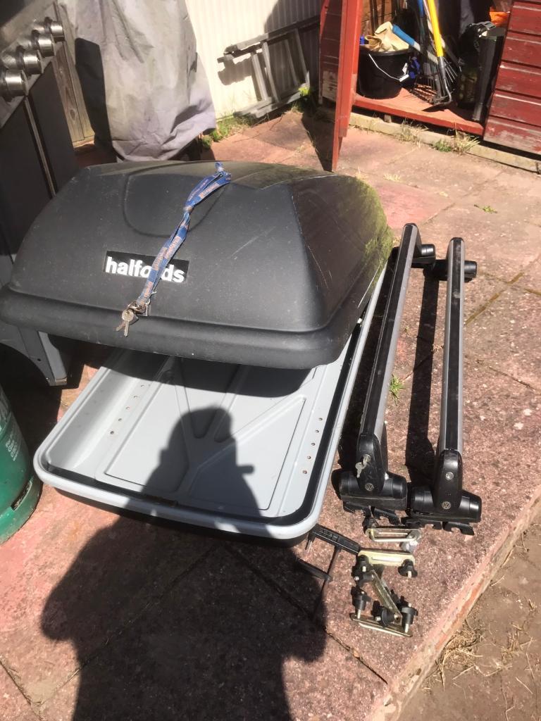 Roof box and genuine vw mk4 golf roof bars in Aldershot, Hampshire