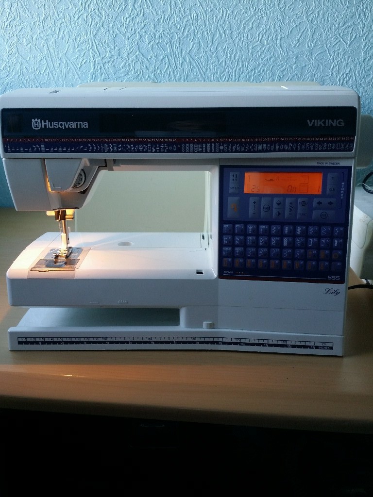 husqvarna viking lily sewing machine with hundreds of embroidery