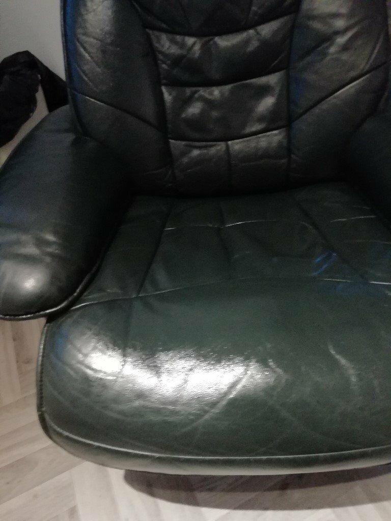 Dark Green Easy Manual Recliner Chair in Nice Condition with Footstool