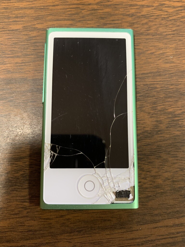 Apple iPod nano 7th Generation Green (16 GB) Cracked Screen - Works