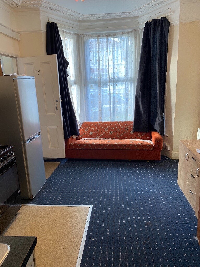 One bed ground floor flat in sevenking part dss in Redbridge, London Gumtree